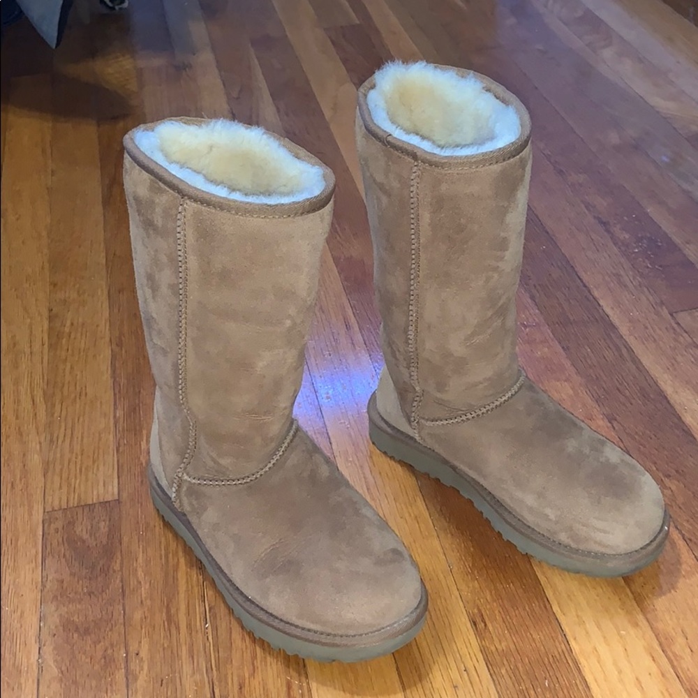 women’s tan UGGS size 6